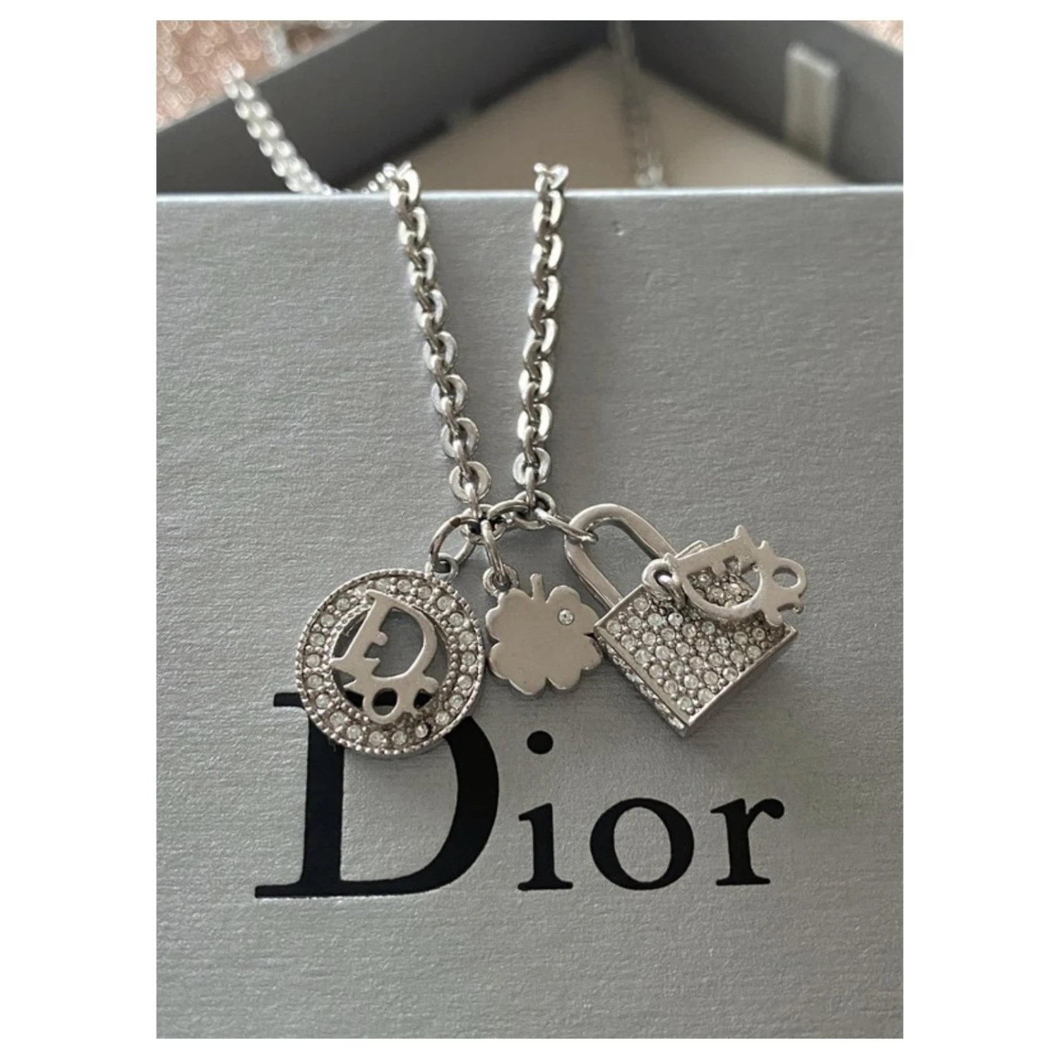 Christian Dior Collier Dior Pendentif Strass Bijouterie Argentée 2 Christian Dior Collier Dior Pendentif Strass Bijouterie Argentée – Image 2