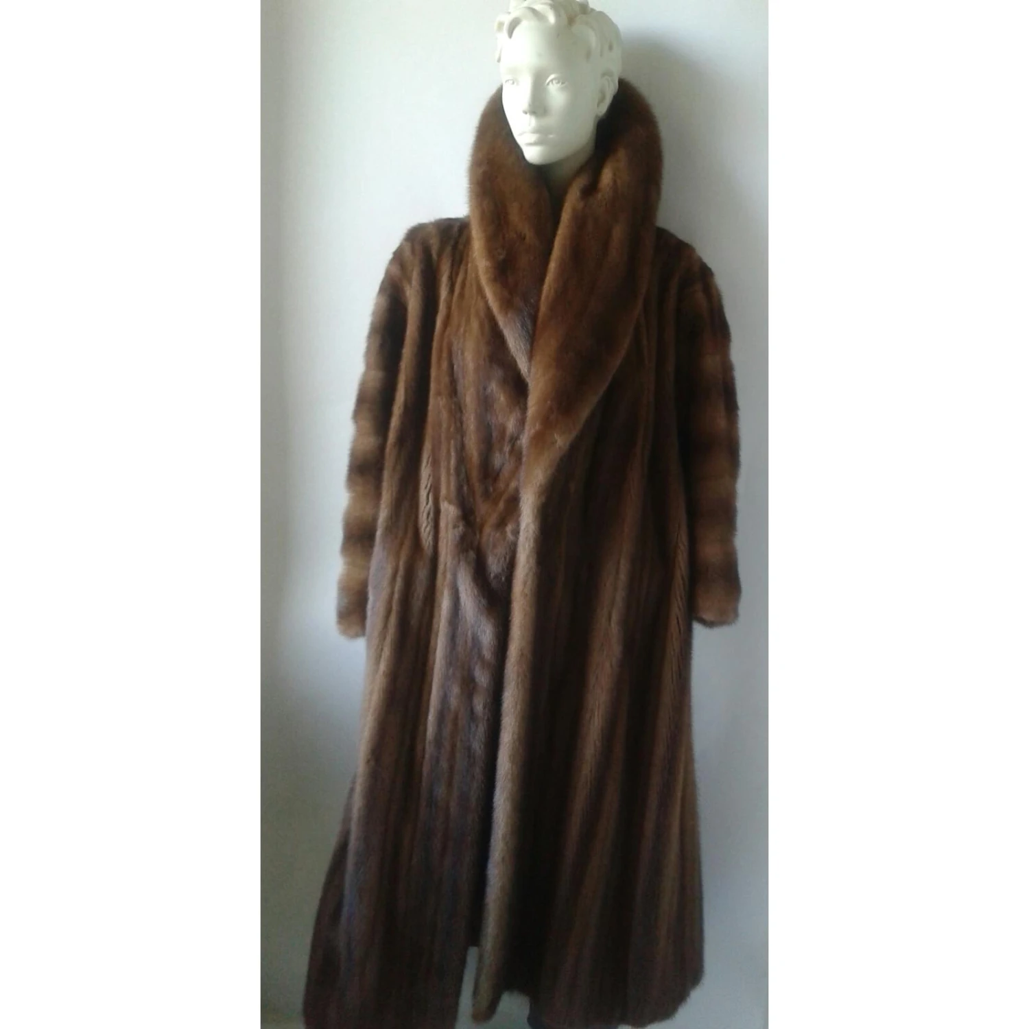 Christian Dior Long Manteau En Vison Sauvage 3 Christian Dior Long Manteau En Vison Sauvage – Image 3