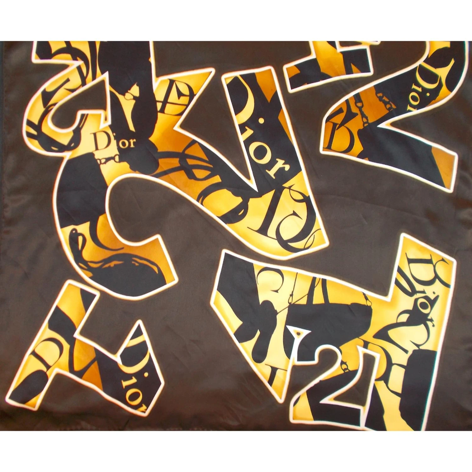 Dior Carrés Doré Caramel Marron Foncé 2 Dior Carrés Doré Caramel Marron Foncé – Image 2