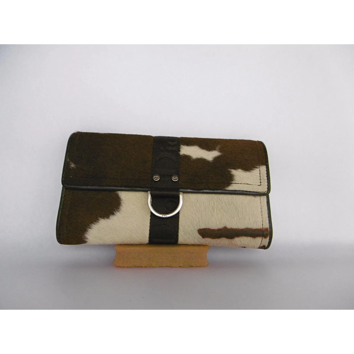 Christian Dior Long Portefeuille En Poulain Beige Imprimé Léopard Marron Foncé 5 Christian Dior Long Portefeuille En Poulain Beige Imprimé Léopard Marron Foncé – Image 5