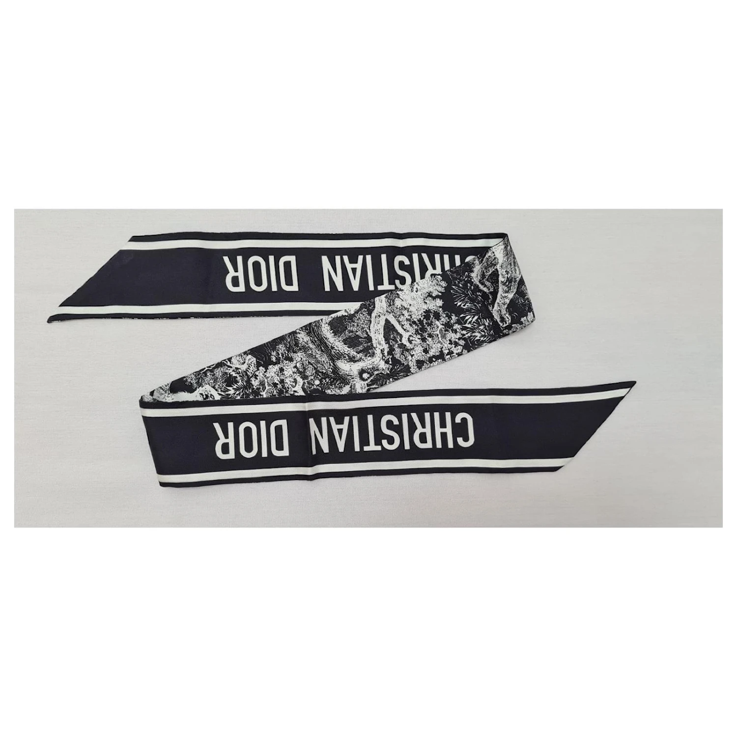 Dior Echarpes Noir 2 Dior Echarpes Noir – Image 2