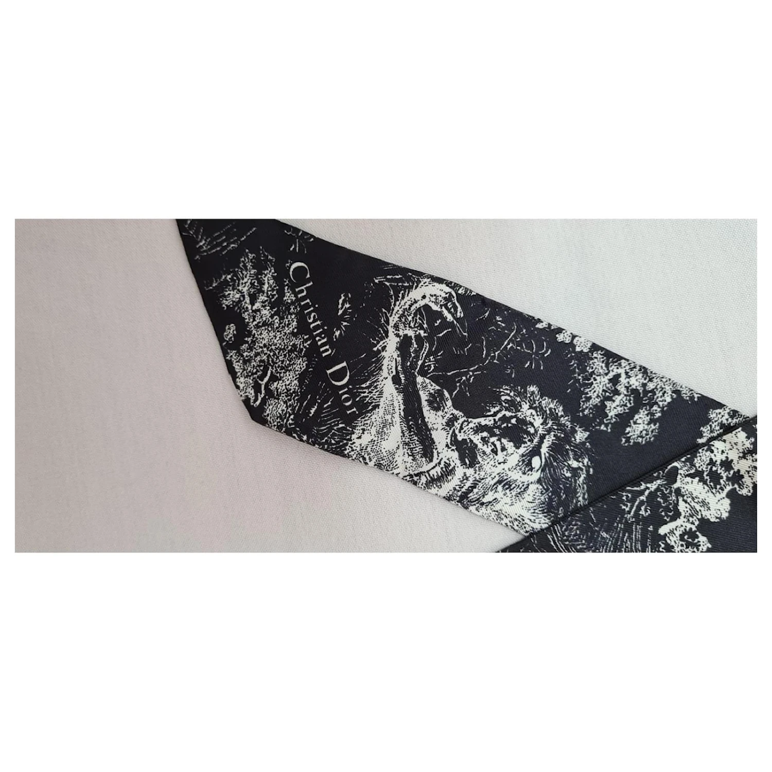 Dior Echarpes Noir 5 Dior Echarpes Noir – Image 5