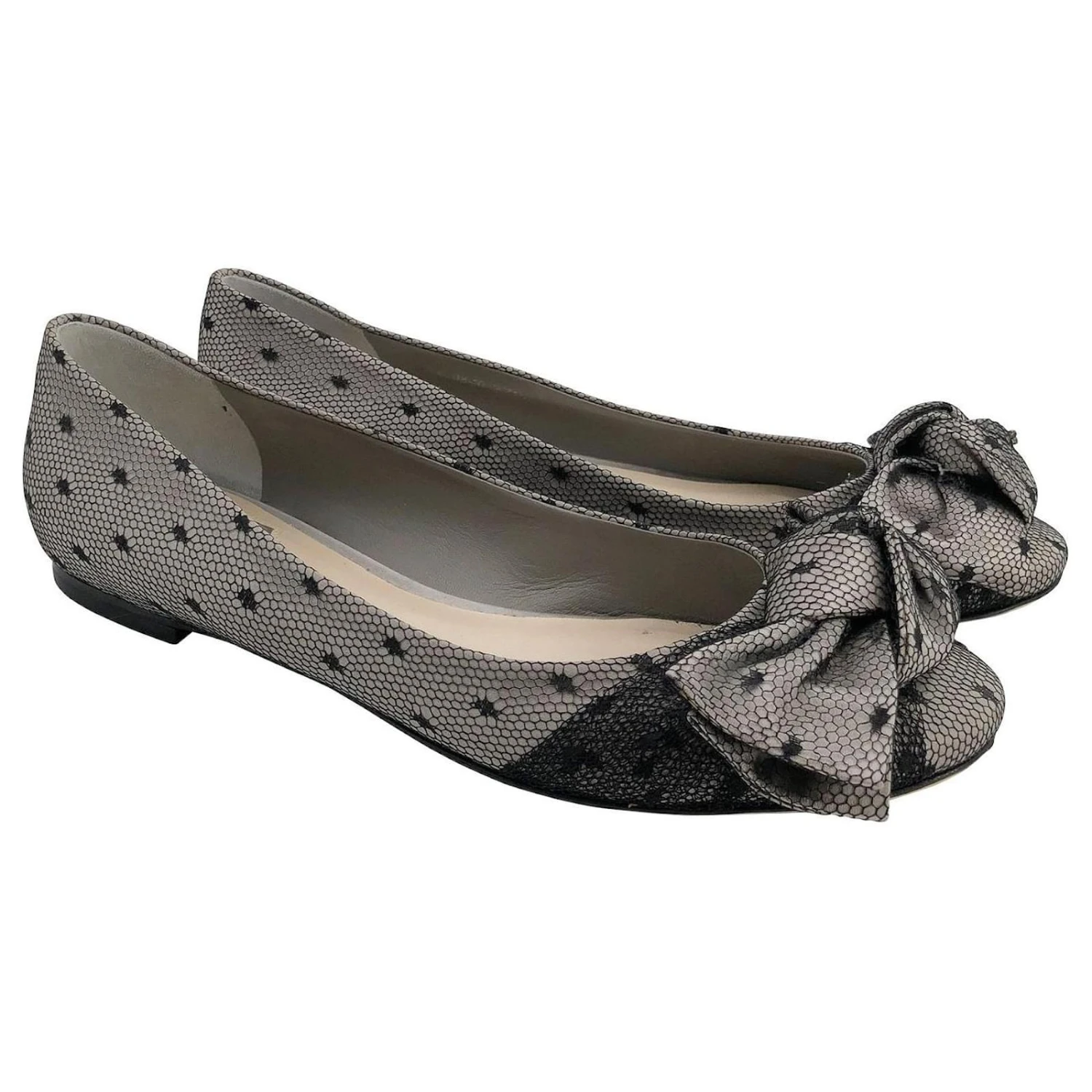 Ballerines Dior En Satin Argenté Avec Superposition De Dentelle à Pois Noirs Et Nœud Sur Le Devant Métallisé 2 Ballerines Dior En Satin Argenté Avec Superposition De Dentelle à Pois Noirs Et Nœud Sur Le Devant Métallisé – Image 2