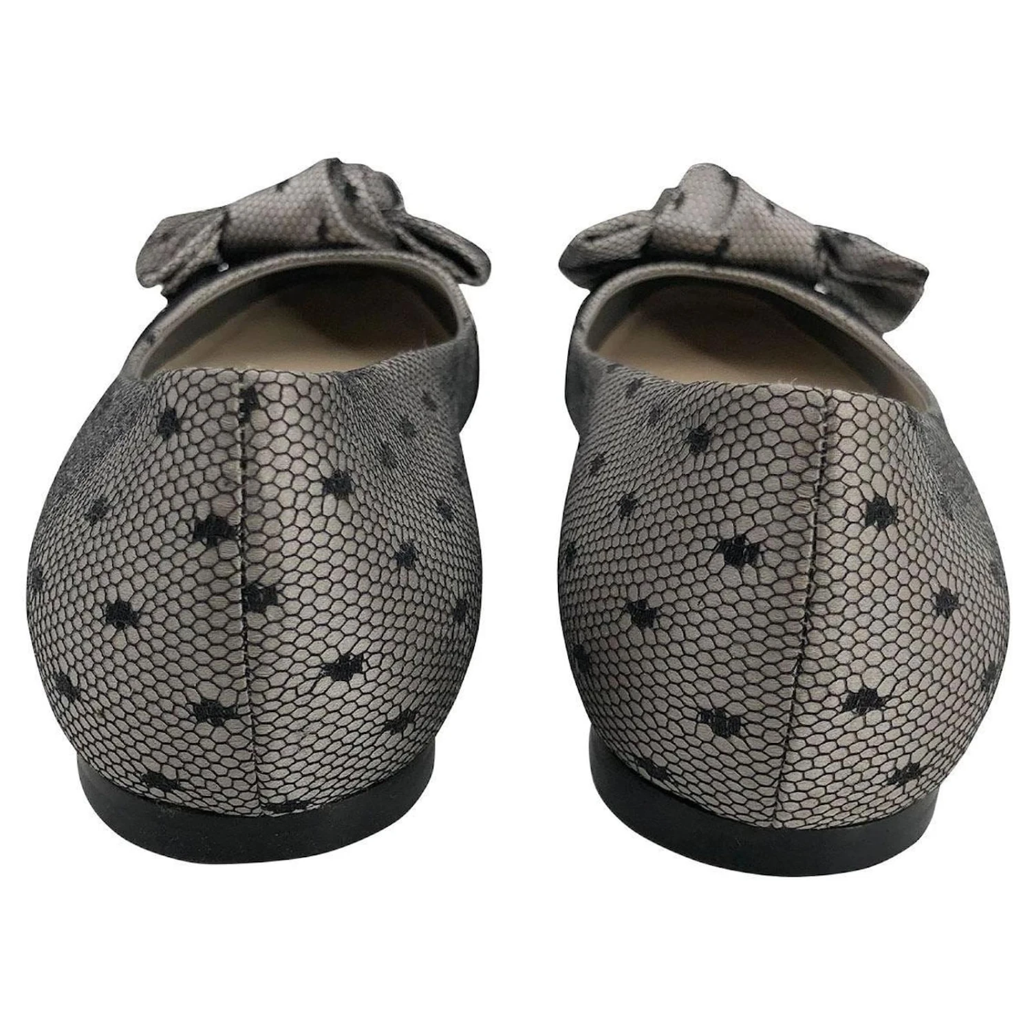 Ballerines Dior En Satin Argenté Avec Superposition De Dentelle à Pois Noirs Et Nœud Sur Le Devant Métallisé 4 Ballerines Dior En Satin Argenté Avec Superposition De Dentelle à Pois Noirs Et Nœud Sur Le Devant Métallisé – Image 4