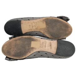 Ballerines Dior En Satin Argenté Avec Superposition De Dentelle à Pois Noirs Et Nœud Sur Le Devant Métallisé 9 Ballerines Dior En Satin Argenté Avec Superposition De Dentelle à Pois Noirs Et Nœud Sur Le Devant Métallisé -Outlet Élégance DIOR 613199 5