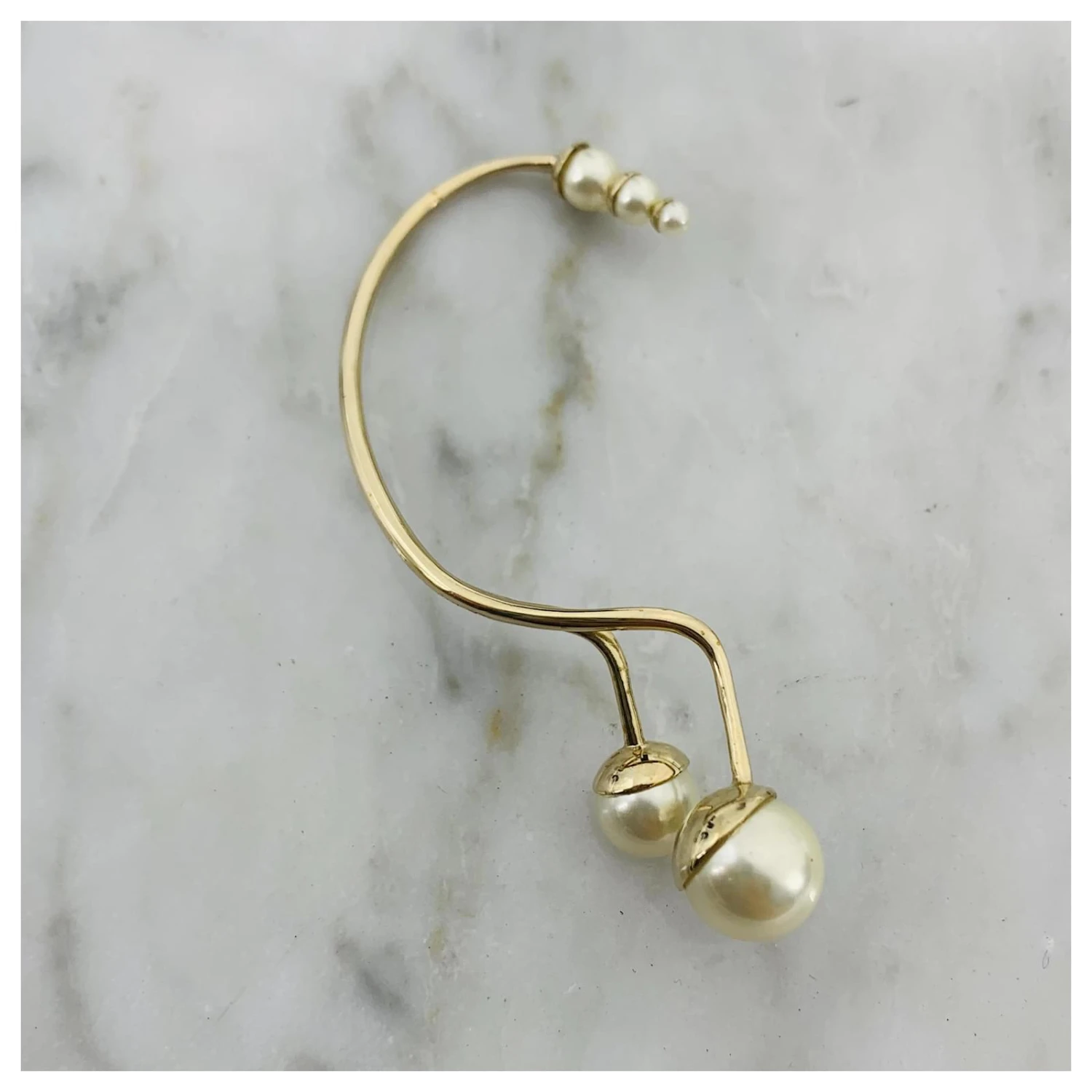 Dior Bijou D'oreille En Fausse Perle Doré 3 Dior Bijou D'oreille En Fausse Perle Doré – Image 3