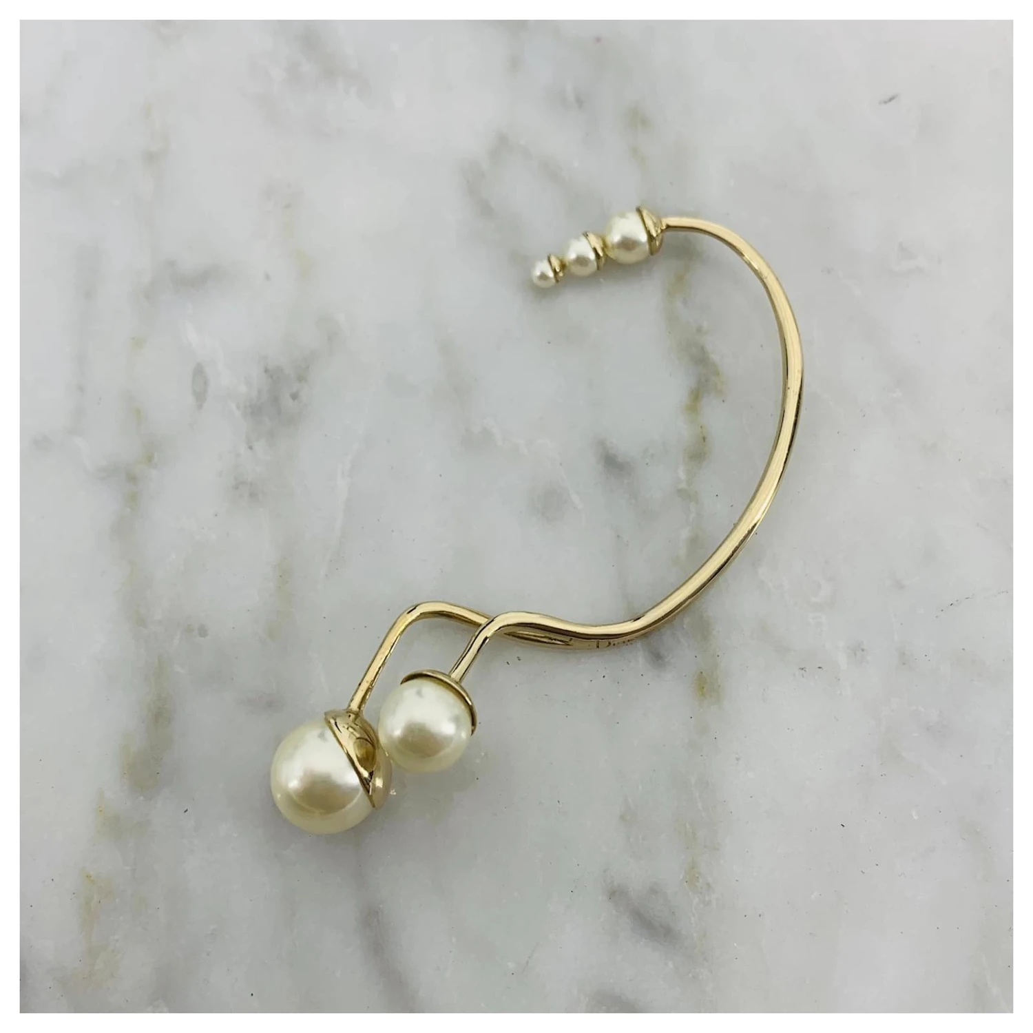 Dior Bijou D'oreille En Fausse Perle Doré 4 Dior Bijou D'oreille En Fausse Perle Doré – Image 4