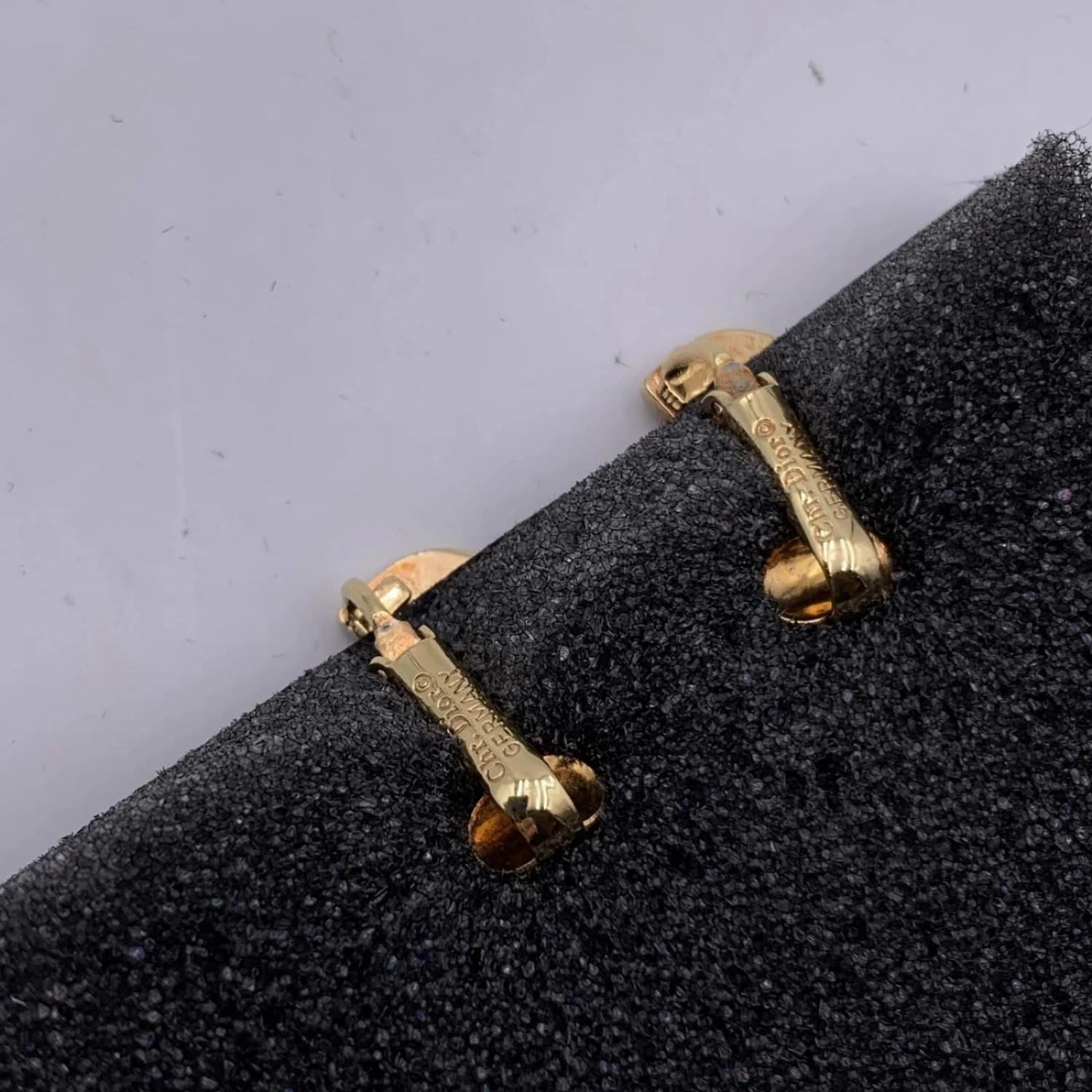 Christian Dior Boucles D'oreilles Vintage à Clip Avec Logo CD En Métal Doré 3 Christian Dior Boucles D'oreilles Vintage à Clip Avec Logo CD En Métal Doré – Image 3