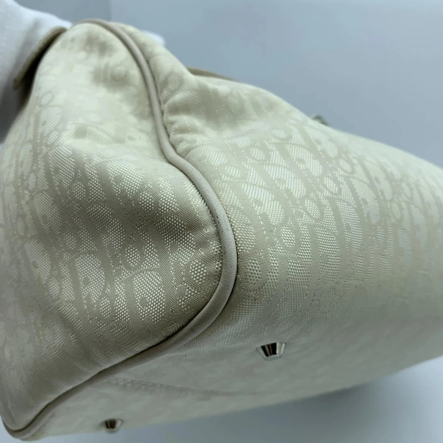 Dior Sac Boston à Breloque En Toile Oblique Blanc 6 Dior Sac Boston à Breloque En Toile Oblique Blanc – Image 6