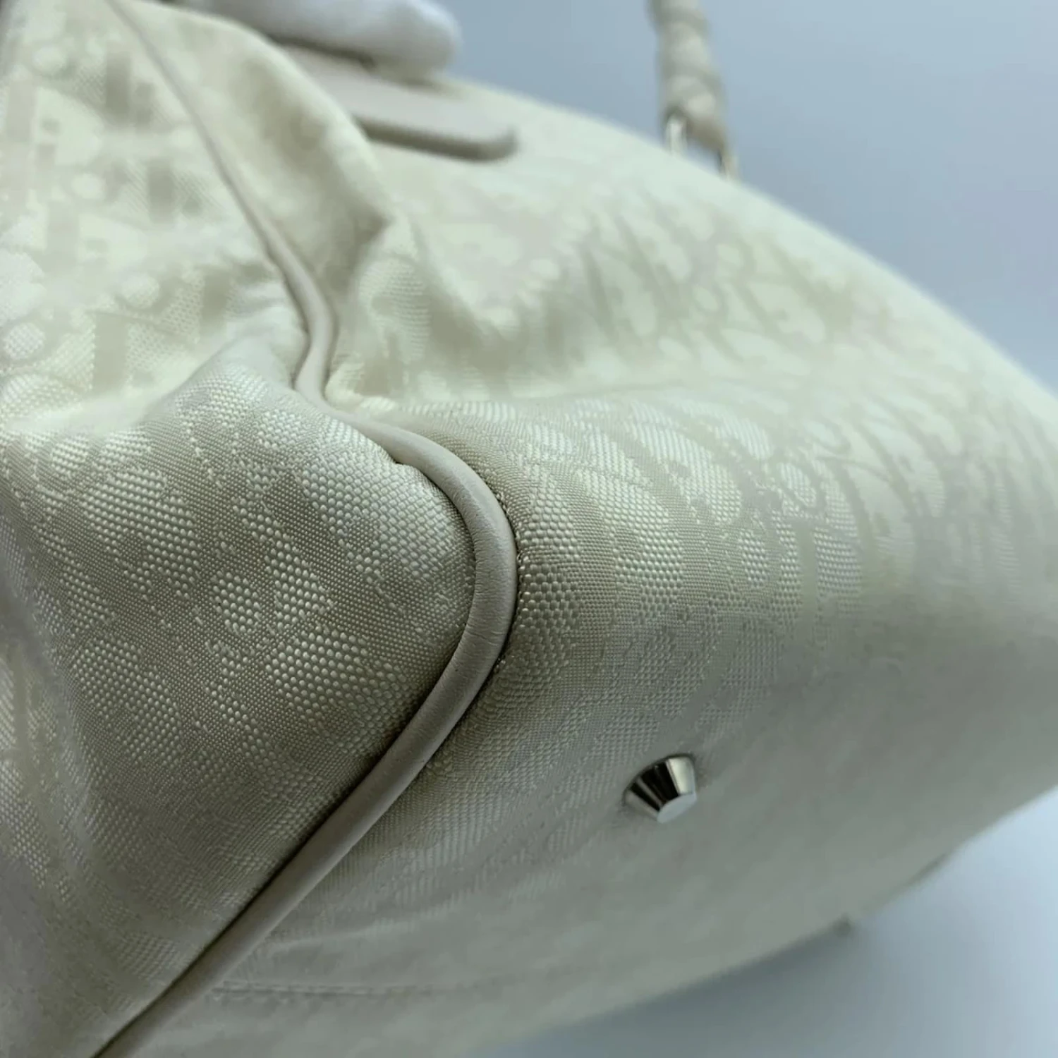 Dior Sac Boston à Breloque En Toile Oblique Blanc 7 Dior Sac Boston à Breloque En Toile Oblique Blanc – Image 7