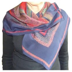 Dior Carré Avec Couleurs Chatoyantes Et Gaies Se Porte Facilement Rouge Bleu Marine