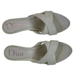 Christian Dior Mules En Caoutchouc Blanc Cassé