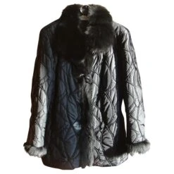 Dior Taille 38 Pour Femme Assez Chic Avec Les Fantaisies Dans Le Tissus Noir